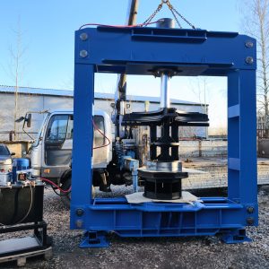 Пресс шиномонтажный для цельнолитых шин погрузчика 250 т. ПШ250В